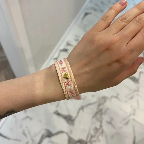 BEST MOM HEART EMBROIDERY BRACELET - Picture 7 of 8